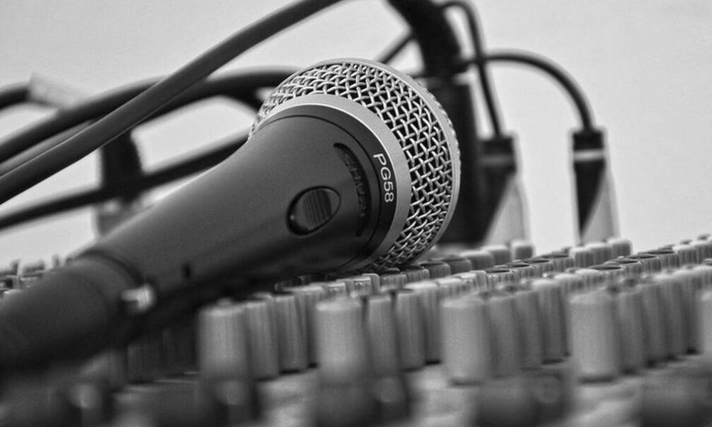 Πασίγνωστος τραγουδιστής αποκαλύπτει: «Με πέταξαν στη φυλακή με χειροπέδες»