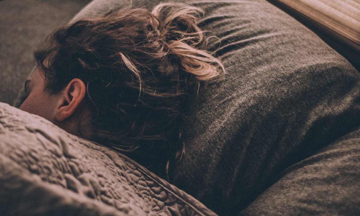 OMG! Ξέρεις τι συμβαίνει στα μαλλιά σου όταν κοιμάσαι λουσμένη;