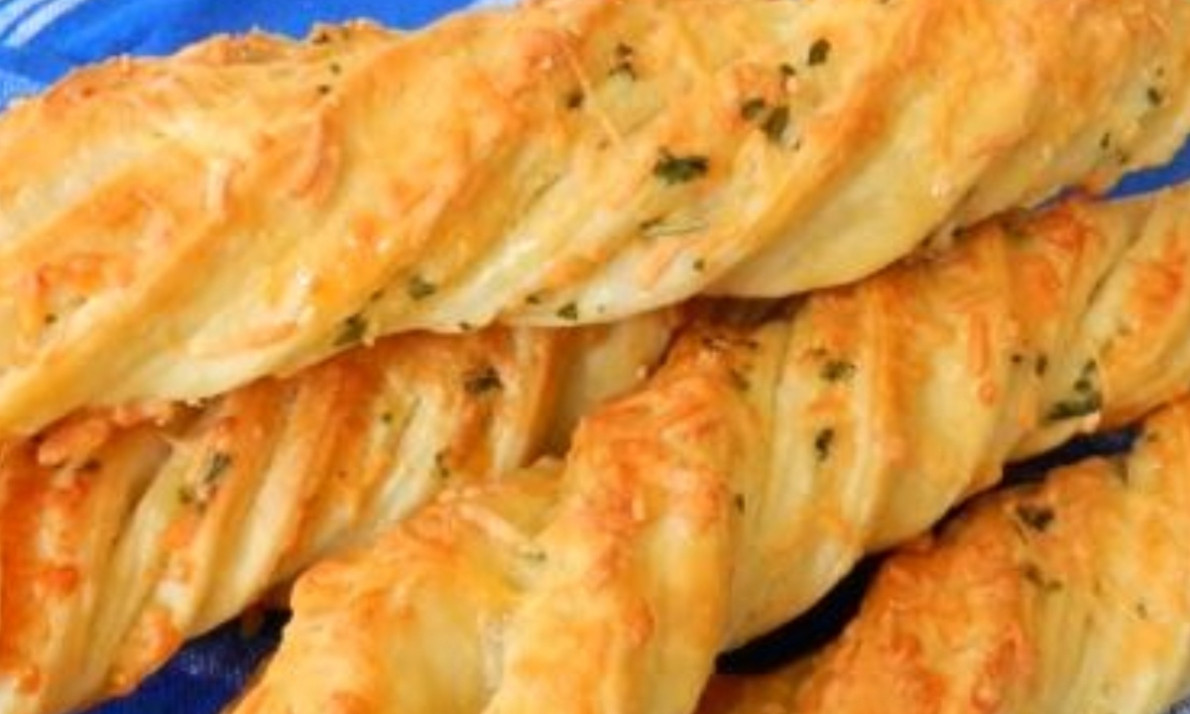 Αφράτα κριτσίνια τυριού με σπιτική ζύμη (vid)