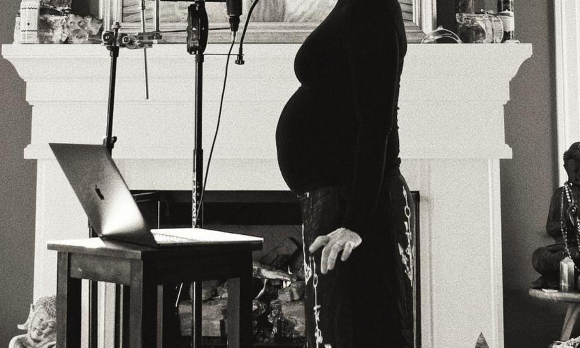 Πασίγνωστη τραγουδίστρια έγκυος για τρίτη φορά (pics)