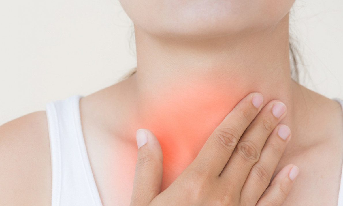 Φυσικές λύσεις για να αντιμετωπίσετε τον πονόλαιμο (βίντεο)