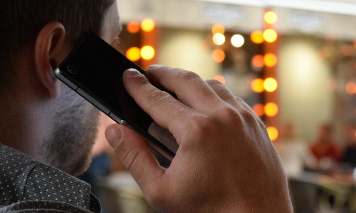 Ο άνδρας που έχει στην κατοχή του 2,371 κινητά τηλέφωνα (video)