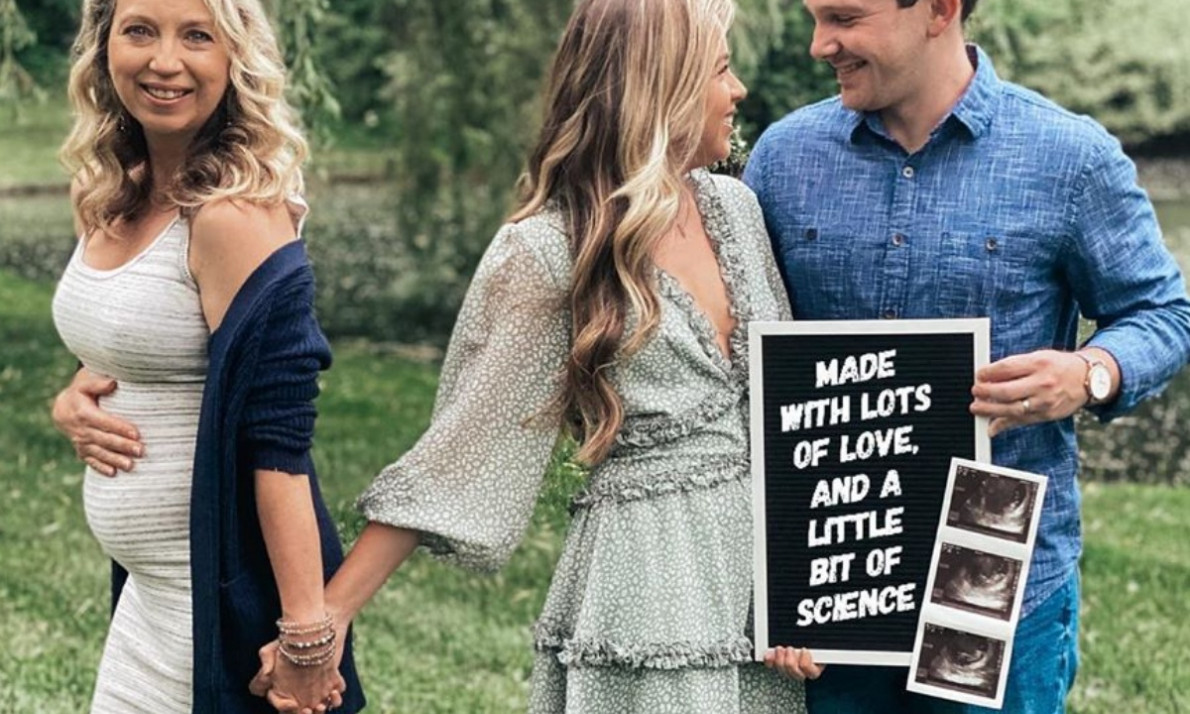 Μητέρα κυοφορεί το παιδί της κόρης της και είναι πανευτυχής (pics)