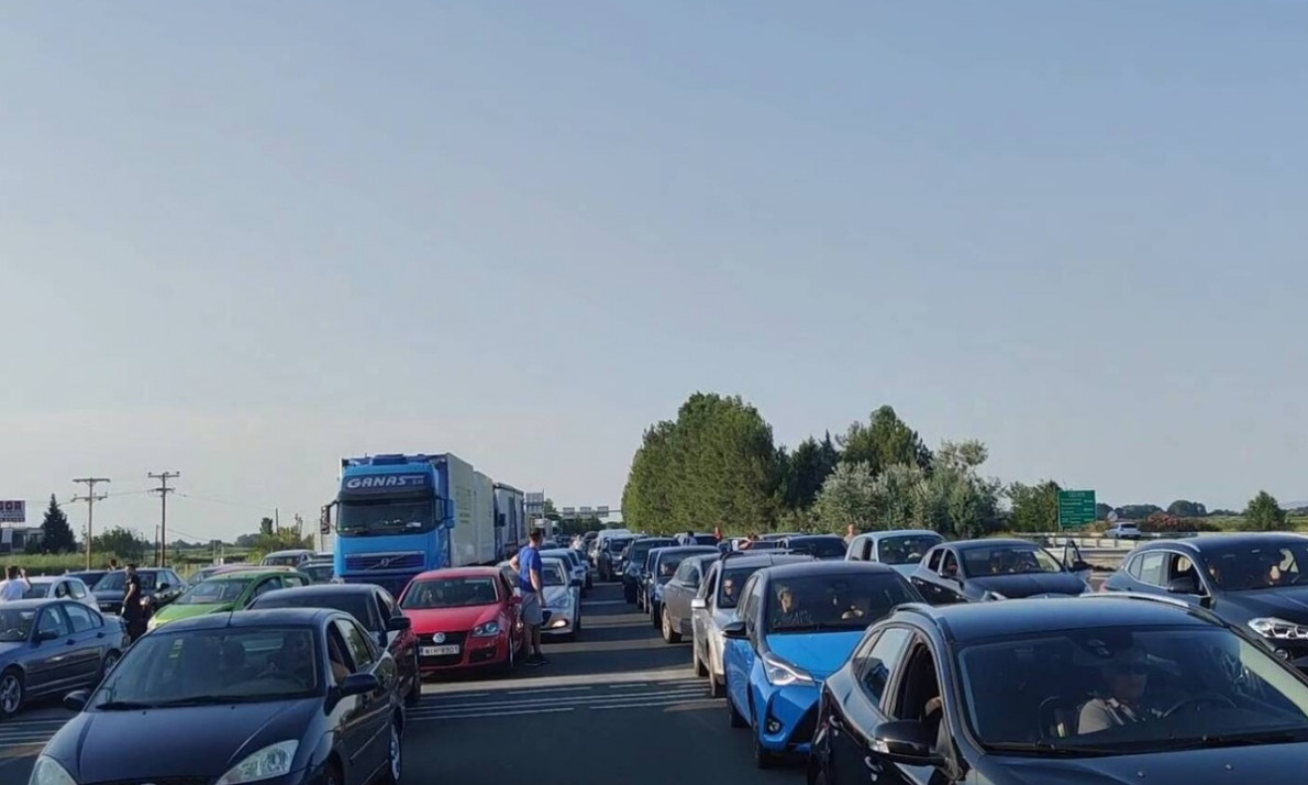 Χαμός στην Εθνική Οδό Αθηνών - Θεσσαλονίκης: Όχημα οδηγούσε ανάποδα! (vids)