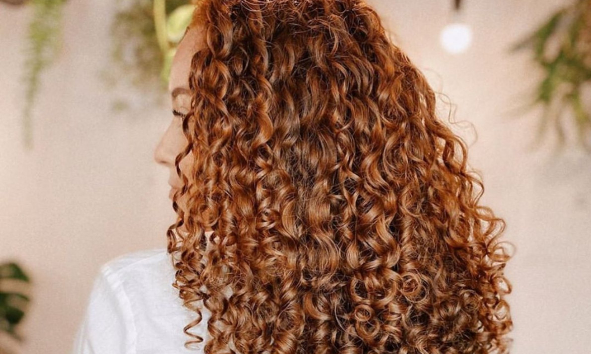 Έχεις σγουρά μαλλιά; Κάνε αυτά τα τέλεια χτενίσματα