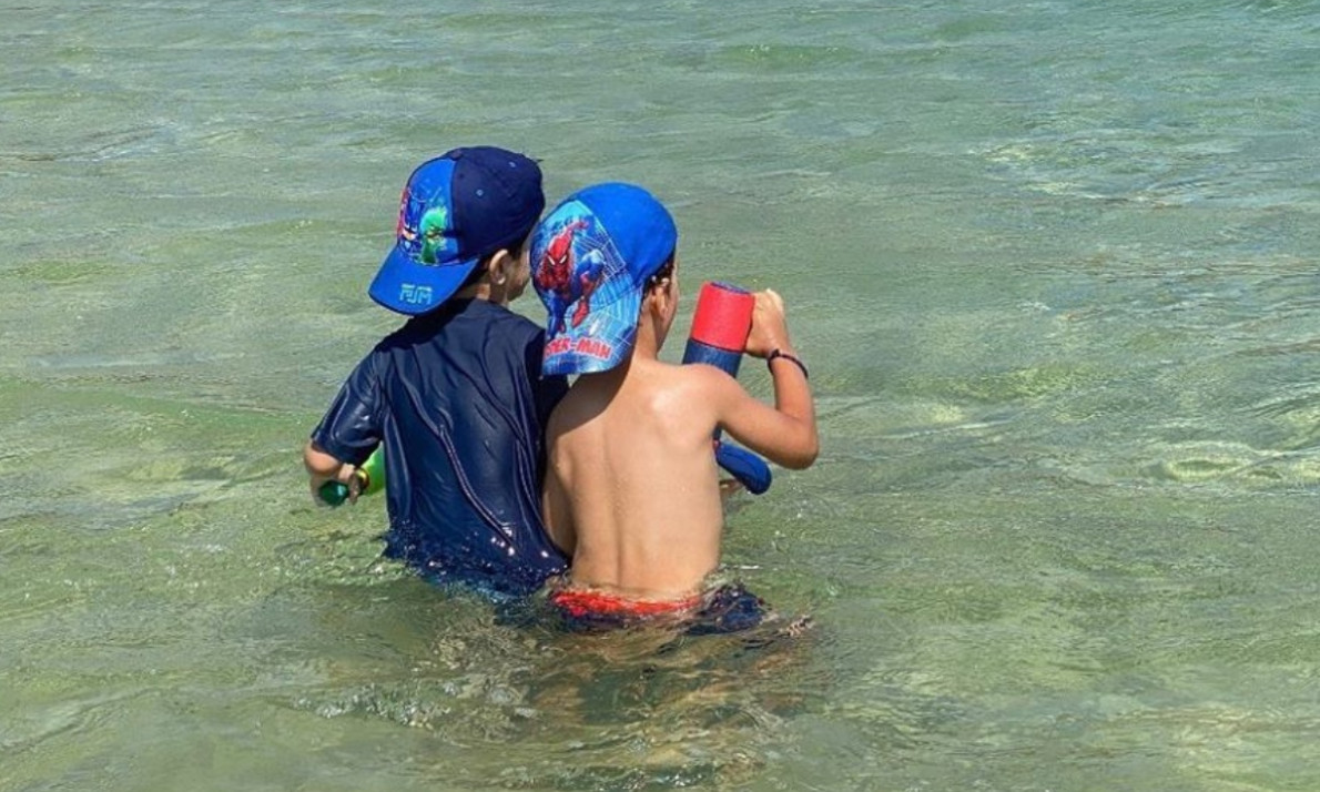 Γνωστός Έλληνας μπαμπάς φωτογραφίζει τους γιους του σε παραλία της Άνδρου