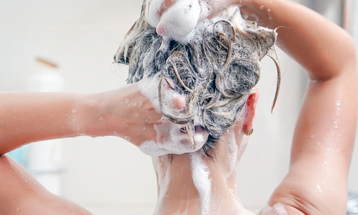 Αυτά είναι τα πιο συνήθη λάθη που όλοι κάνουμε στο λούσιμο