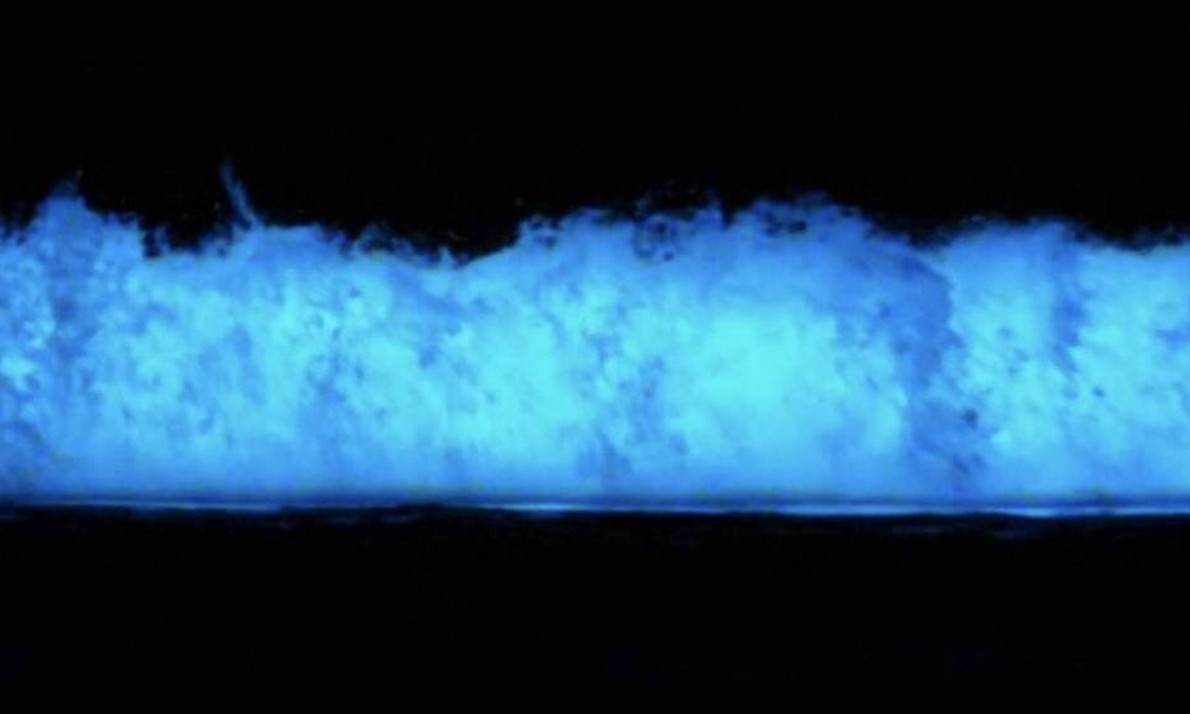 Απίστευτο βίντεο: Τα μπλε φωσφορίζοντα κύματα στις ακτές της Καλιφόρνια