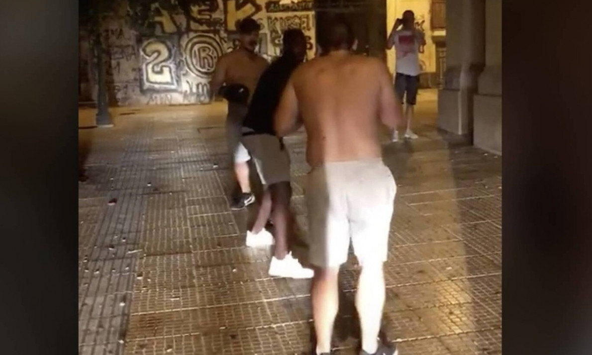 Νυχτερινό… μποξ και συνωστισμός σε πεζόδρομο στην Κυψέλη (video)