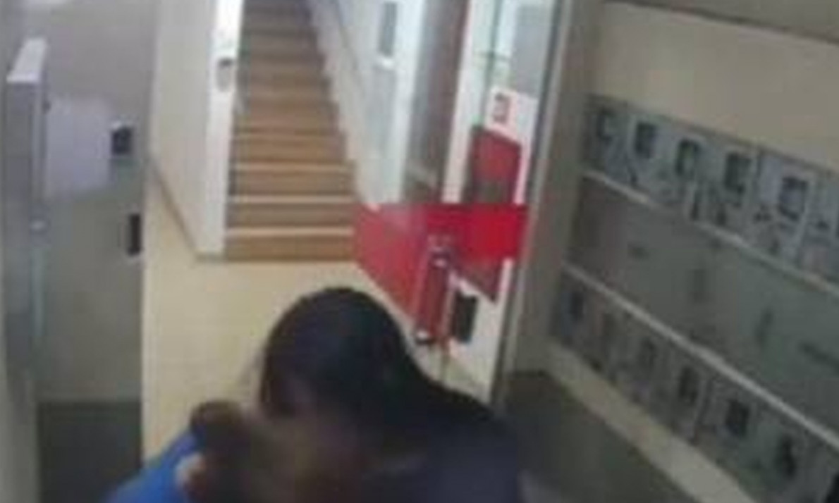 Βίντεο-σοκ: Μοντέλο τσακώθηκε με τη φίλη της και έβαλε φωτιά στον εαυτό της