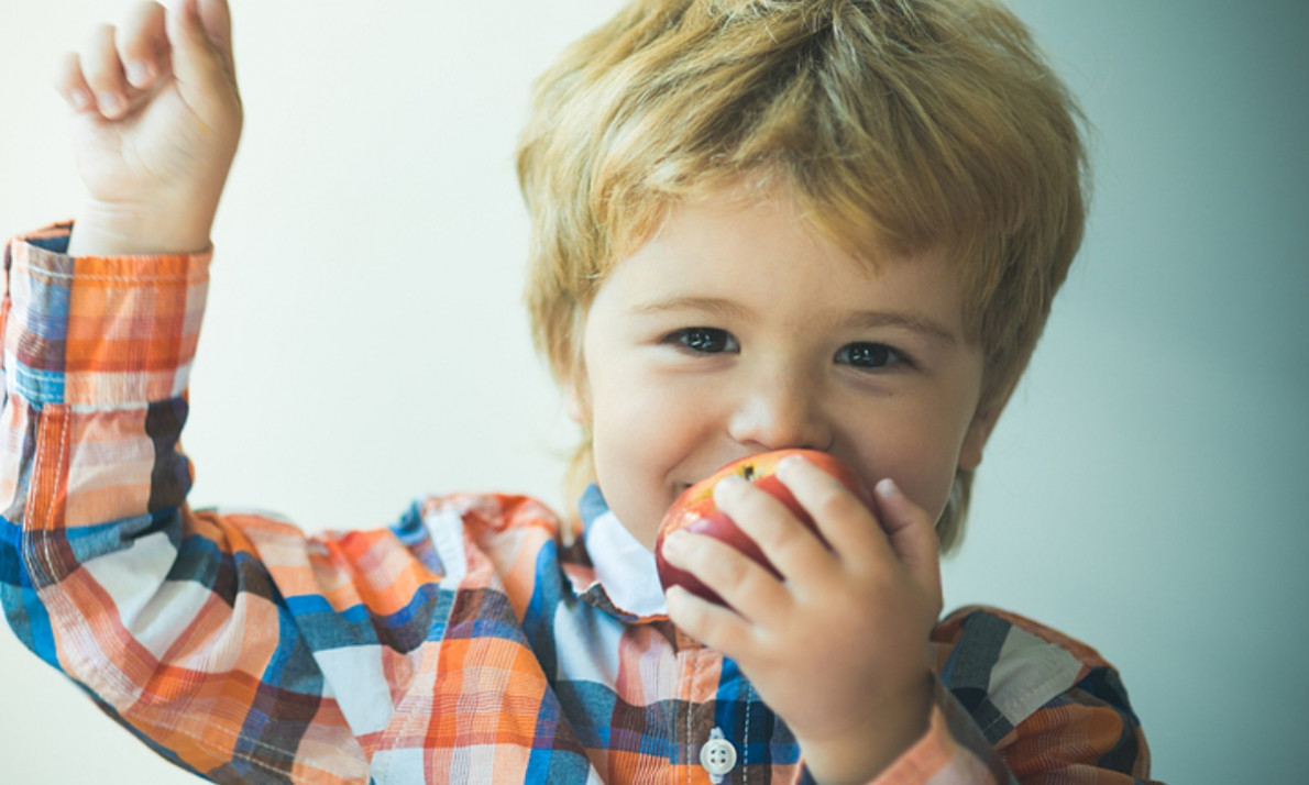 Συνταγές για να φάνε τα παιδιά τα μήλα ευχάριστα (vid)