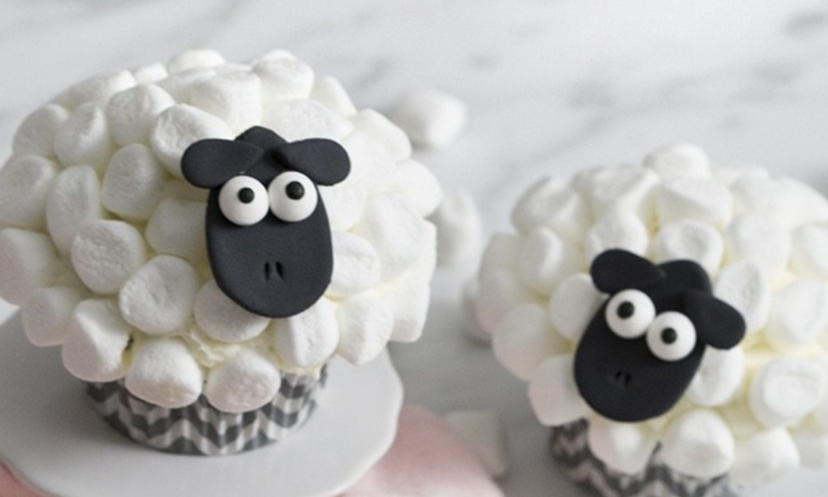 Προβατάκια cupcakes: να τα φτιάχνεις και να μη θες να τα φας (video)