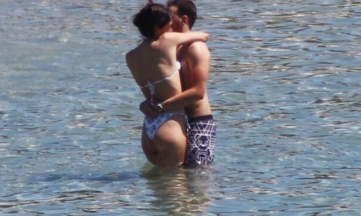 Full in love το ζευγάρι! Τους «τσακώσαμε» σε τρυφερές στιγμές στη Βουλιαγμένη!