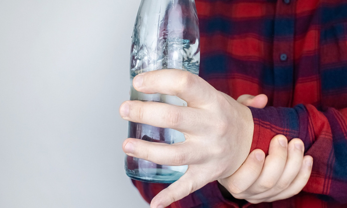 Χέρια που τρέμουν: Οι πιθανές αιτίες εκτός από τον Πάρκινσον (εικόνες)