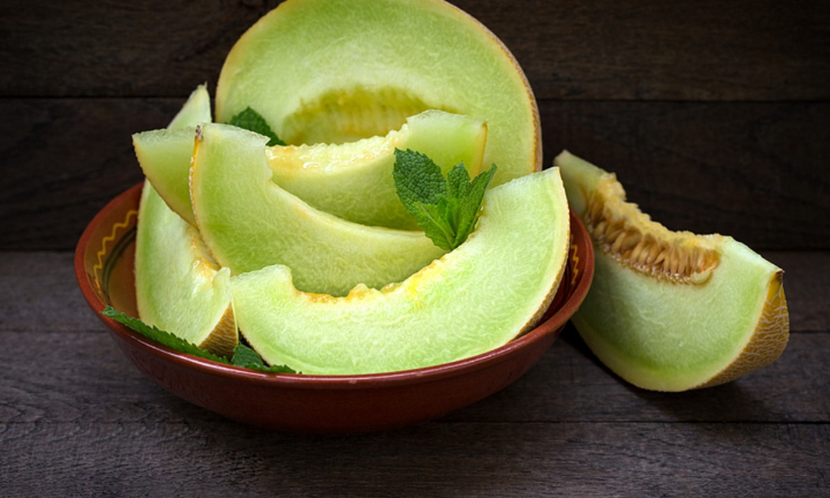 Πεπόνι: Πoια θρεπτικά στοιχεία & σε ποια ποσότητα λαμβάνουμε από το καλοκαιρινό φρούτο (εικόνες)