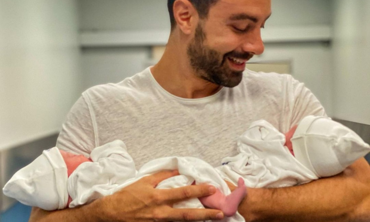 Σάκης Τανιμανίδης: Μιλάει για τις δίδυμες κόρες του και «λιώνει» (video)