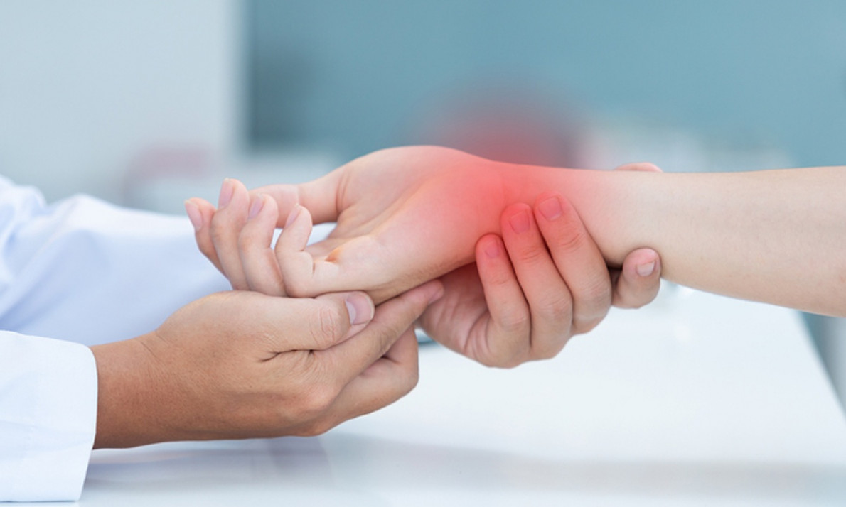 Σημάδια στα χέρια: Ποιες παθήσεις φανερώνουν (εικόνες)