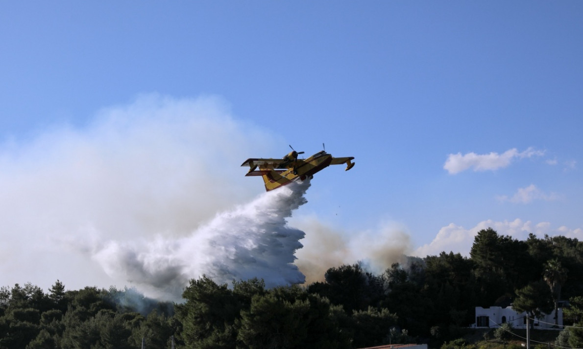 Φωτιά: Διπλό πύρινο μέτωπο στην Αττική – Πυρκαγιές σε Βαρνάβα και Ελευσίνα