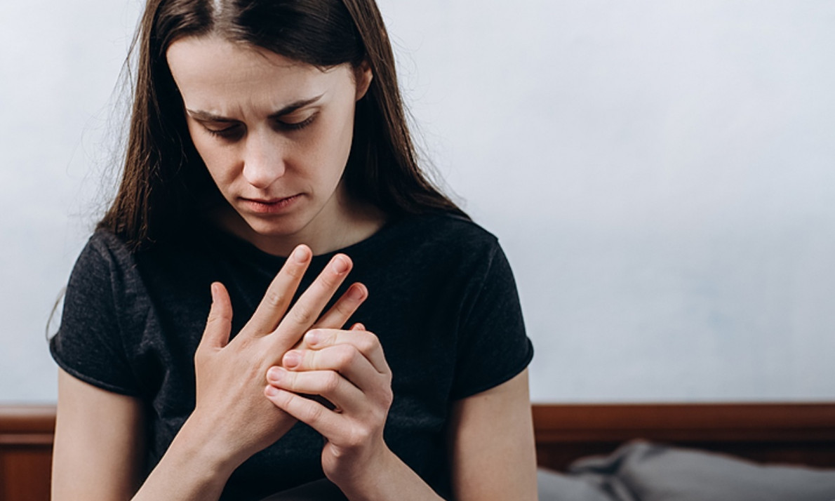 Χέρια που μουδιάζουν στον ύπνο: Πού οφείλεται το φαινόμενο (εικόνες)