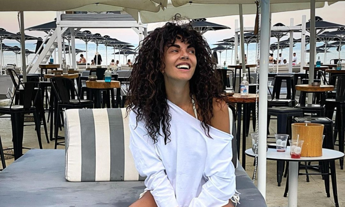 Η Μαρία Σολωμού ποζάρει με μαγιό και δείχνει τη ρομαντική της πλευρά στην Αντίπαρο