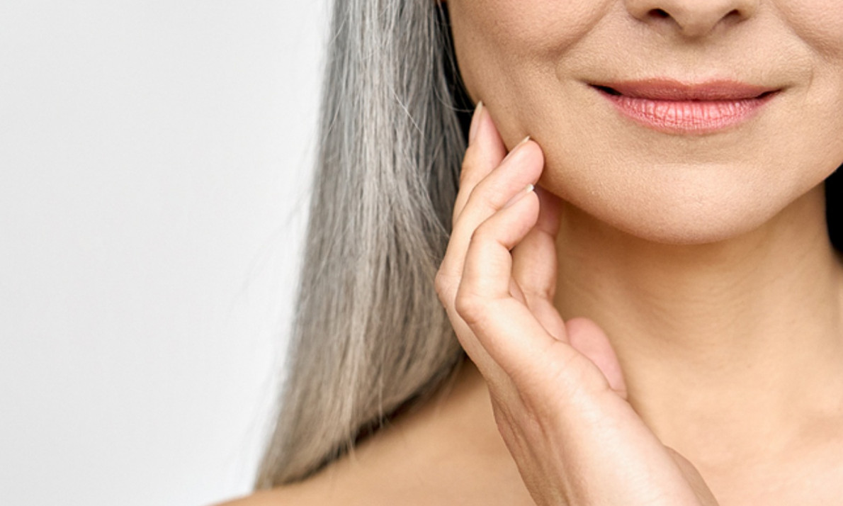 Εμμηνόπαυση: Οι επιπτώσεις στην επιδερμίδα & πώς θα τις προλάβετε (εικόνες)