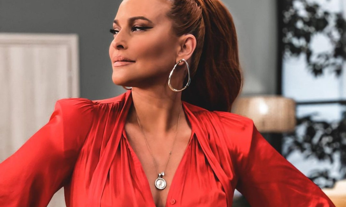 Καλεσμένη σε φθινοπωρινό γάμο; Η Σίσσυ Χρηστίδου βρήκε το chic φόρεμα που ψάχνεις