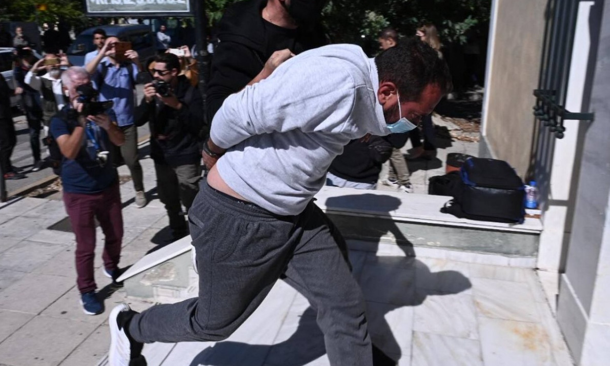 Κολωνός: Ενώπιον του ανακριτή ο 53χρονος που βίασε την 12χρονη - Έντονες αποδοκιμασίες (vid)