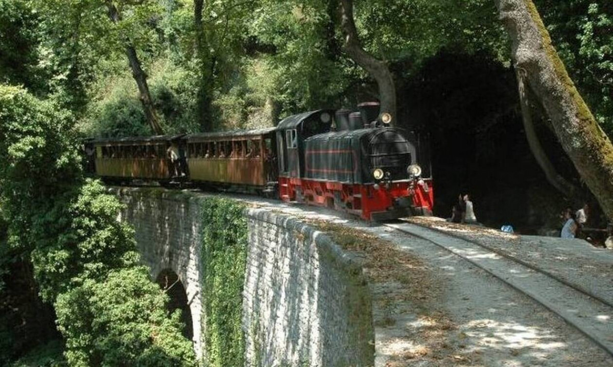 Ο θρυλικός «Μουτζούρης» επιστέφει στο Πήλιο – Το τρενάκι που κινείται σε ράγες 60 εκατοστών