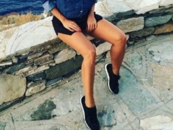 Το καλοκαίρι έβγαλε την διάσημη Ελληνίδα… από τα ρούχα της! (photos)