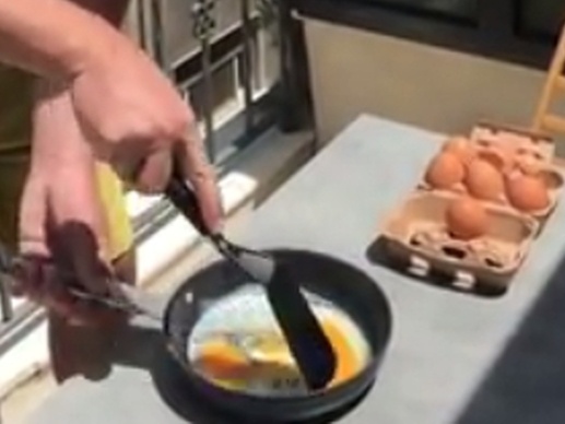 Ο Σπύρος Σούλης έψησε... ομελέτα στον ήλιο (video)