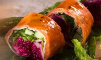 Άκης Πετρετζίκης: Ανάποδα ρολάκια σολομού