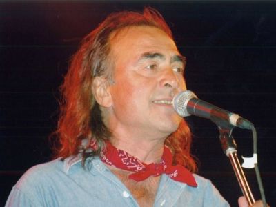 Νίκος Παπάζογλου-Έφυγε μακριά, στην καρδιά μας ακόμη πιο κοντά