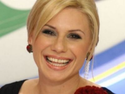 Κατερίνα Καραβάτου – Αγκαλιά με το κοριτσάκι της