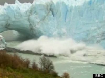 Θεαματική κατάρρευση τεράστιου παγόβουνου on camera!