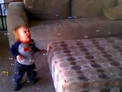 Μωρό βλέπει για πρώτη φορά στη ζωή του σαπουνόφουσκες!