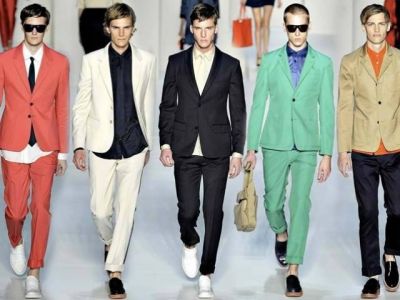 Πώς να φορέσετε έντονα χρώματα χωρίς να μοιάζετε με τσαρλατάνο