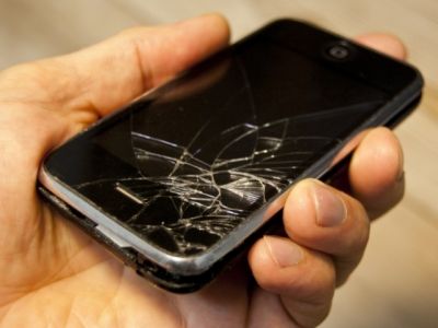 Πώς να προστατέψετε το κινητό σας από χτύπημα με σφυρί!