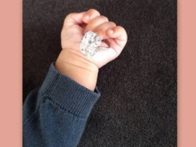 Η κόρη ανακοινώνει τον γάμο των γονιών της!