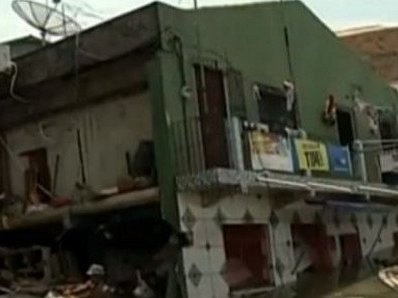 ΣΥΓΚΛΟΝΙΣΤΙΚΟ VIDEO: Δρόμος ανοίγει στα δύο και καταπίνει μια ολόκληρη γειτονιά