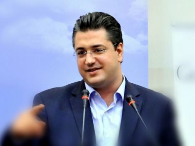 Flashback: Δείτε την παρθενική εμφάνιση Τζιτζικώστα στη Βουλή σε ηλικία 29 ετών