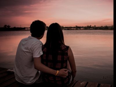 10 σημάδια ότι το αγόρι σου έχει κολλήσει πάνω σου