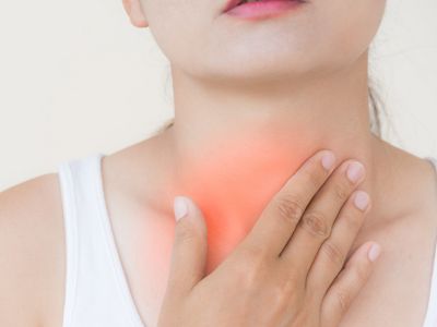 Φυσικές λύσεις για να αντιμετωπίσετε τον πονόλαιμο (βίντεο)