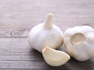 Οι αντιβιοτικές ιδιότητες του σκόρδου – Πώς πρέπει να καταναλώνεται (video)