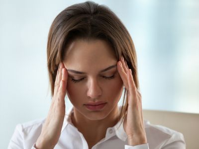 Πονοκέφαλος που δεν υποχωρεί: Με ποιες παθήσεις συνδέεται