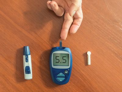 Υπογλυκαιμία το πρωί: Αίτια και πώς εκδηλώνεται (εικόνες)