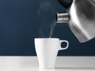 Πότε πρέπει να πίνετε ζεστό νερό – Πού βοηθά (εικόνες)