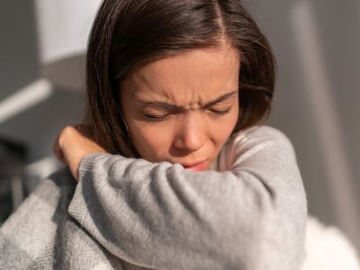 Βήχας που επιμένει: Σε συνδυασμό με ποια άλλα συμπτώματα προκαλεί ανησυχία (εικόνες)