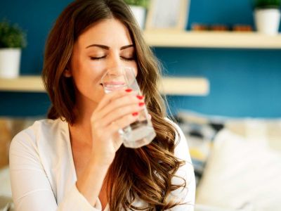 Τι συμβαίνει στο σώμα όταν πίνετε 8 ποτήρια νερό καθημερινά (εικόνες)
