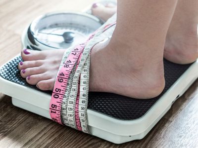 «Κόλλησε» η ζυγαριά; Γιατί δεν χάνετε βάρος & τι πρέπει να κάνετε (εικόνες)
