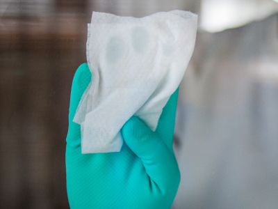 Κορονοϊός: Λάθη που κάνετε με τα αντιβακτηριδιακά μαντηλάκια (εικόνες)